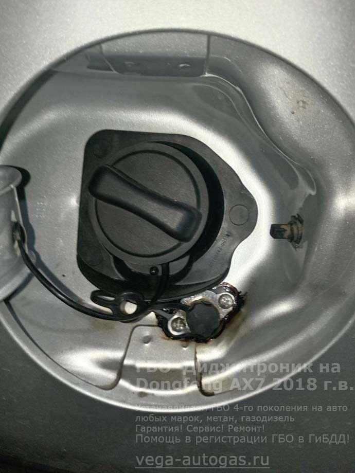 заправочное устройство, установка ГБО Диджитроник на Донг Фенг АХ7 2018 г.в., 2.0 л., 140 л.с., с пробегом 96 606 км., миниВЗУ в лючке бензобака, газовая рампа valtec тип 33, тороидальный баллон 73 литра в багажнике, в нише для запасного колеса, Нижний Новгород, Дзержинск