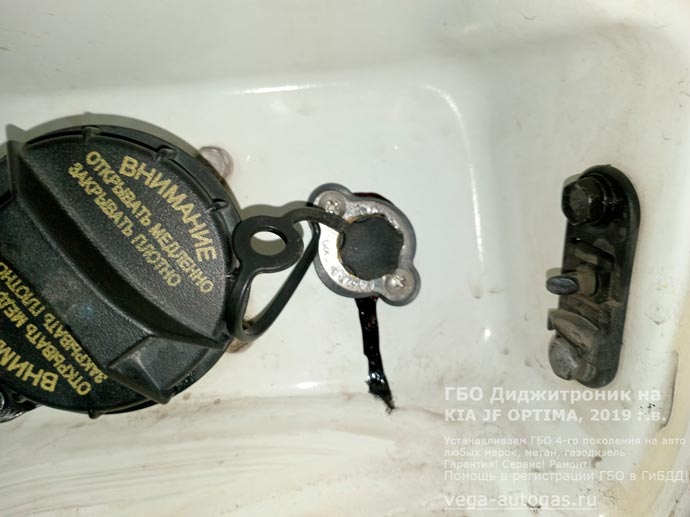 так выглядит ГБО Диджитроник под капотом, установка на Киа Оптима 2019 г.в., 2.0 л., 149 л.с., с пробегом 186 900 км., ВЗУ в лючке бензобака, тороидальный баллон 54 литра в багажнике, в нише для запасного колеса, Нижний Новгород, Дзержинск