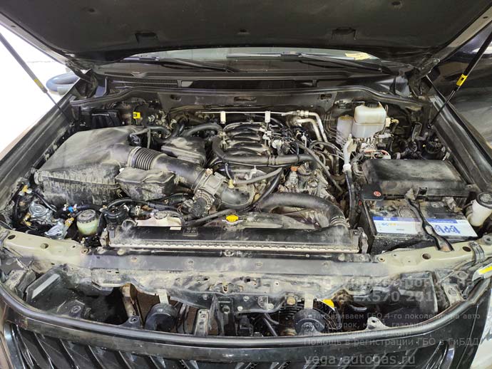 подкапотная компоновка, установка ГБО Диджитроник на Lexus LX570, 2013 г.в., полный привод 4х4, 5.7 л., 367 л.с., с пробегом 18 400 км., миниВЗУ в лючке бензобака, тороидальный баллон 88 литра сзади, под кузовом, на месте запасного колеса, Нижний Новгород, Дзержинск