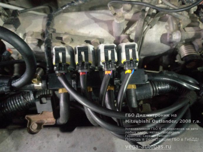 газовая рампа, установка ГБО Диджитроник на Мицубиси Аутлендер 2008 г.в., 2.0 л., 136 л.с., с пробегом 222 733 км., ВЗУ в лючке бензобака, тороидальный баллон 54 литра в багажнике, в нише для запасного колеса, Нижний Новгород, Дзержинск