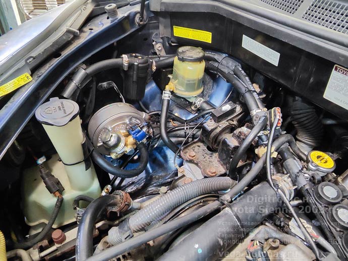 газовое оборудование Диджитроник в подкапотном пространстве, установка на Тойота Сиенна, 2003 г.в., полный привод 4х4, 3.3 л., 230 л.с., с пробегом 214 646 км., миниВЗУ в лючке бензобака, тороидальный баллон 60 литров в багажнике, в нише под 3-и рядом сидений, Нижний Новгород, Дзержинск