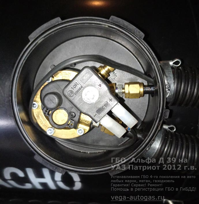 горловина 100-литрового цилиндрического баллона, установка ГБО Альфа Д39 на УАЗ Патриот 2012 г.в., 2.7 л, 128 л.с., с пробегом 164 300 км., ВЗУ в заднем бампере, цилиндрический баллон 100 литров в багажнике за задним рядом сидений, Нижний Новгород, Дзержинск