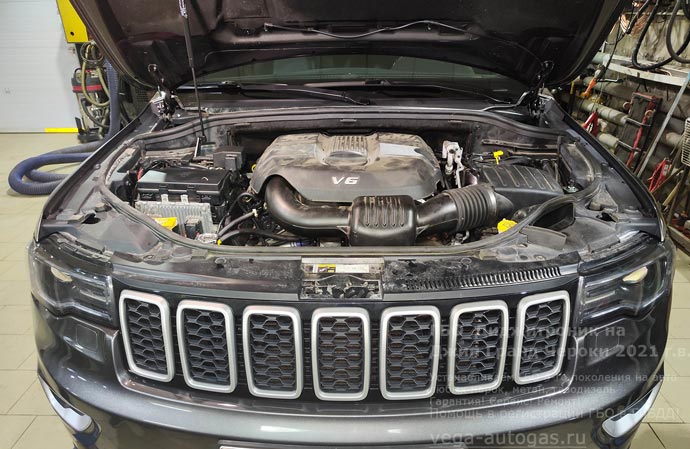 ГБО Digitronic в подкапотном пространстве, установка на Джип Гранд Чероки, 2021 г.в., полный привод 4х4, 3.0 л., 238 л.с., с пробегом 94 927 км., ВЗУ в лючке бензобака, тороидальный баллон 60 литров в багажнике, в нише для запасного колеса, Нижний Новгород, Дзержинск